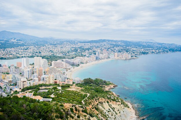 Die schöne Aussicht vom berühmten Felsen Penon de Ifach an der Costa Blanca zum Ufer der Stadt Calpe, Spanien.