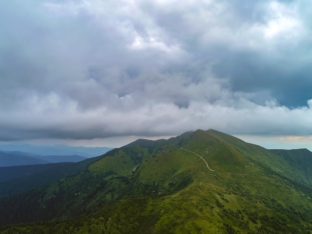 Die schöne Berglandschaft auf dem Wolkengebilde-Hintergrund