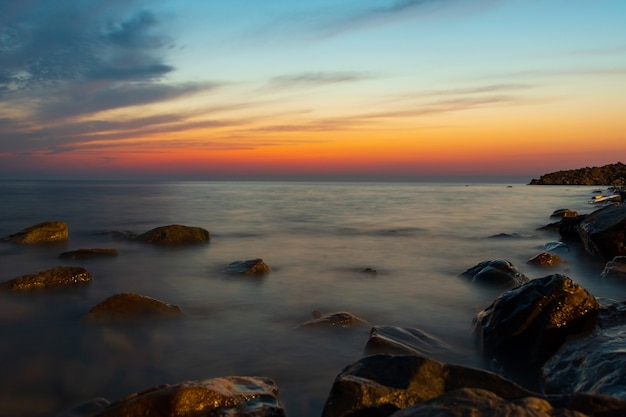 Die schöne Farbe des Wassers in den Strahlen des Sonnenuntergangs