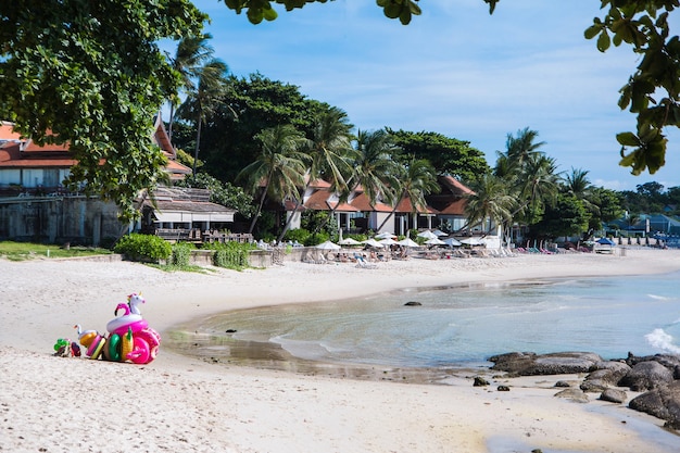 Die schöne Küste mit weißem Sand und einem Bungalow