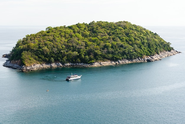 Die schöne Landschaft der Insel und der Andamanensee vom Windmill Viewpoint aus ist eine berühmte Sehenswürdigkeit der Provinz Phuket in Thailand