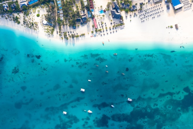 Die schöne tropische Insel Sansibar Luftaufnahme. tropisches Strandmeer in Sansibar Strand, Tansania.