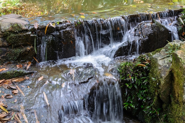 Die schönen Wasserfälle, Stromschnellen und Gebirgsbäche im tropischen Wald im Yanoda Park, Sanya-Stadt. Hainan-Insel, China.