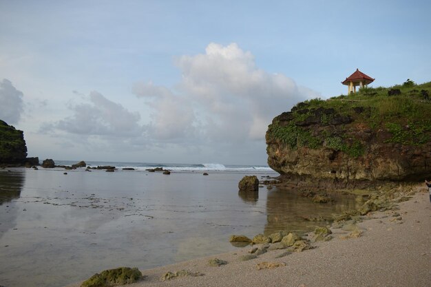 Foto die schönheit des pacitan-strandes mit blauem meer und starken wellen, schöne aussicht, um urlaub und freiheit zu genießen