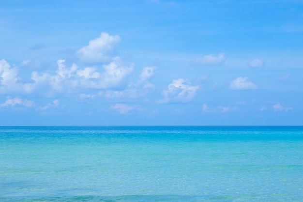 Die Schönheit des Sommerstrandes und des klaren Meeres am strahlenden Himmel