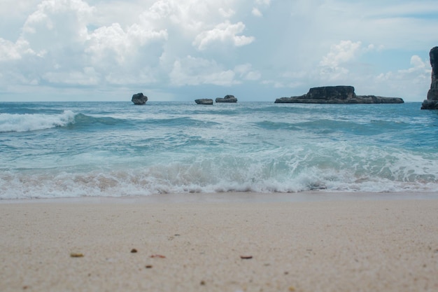 Die Schönheit von Buyutan Beach Pacitan mit blauem Meer und starken Wellen Schöne Aussicht, um Urlaub und Freizeit zu genießen