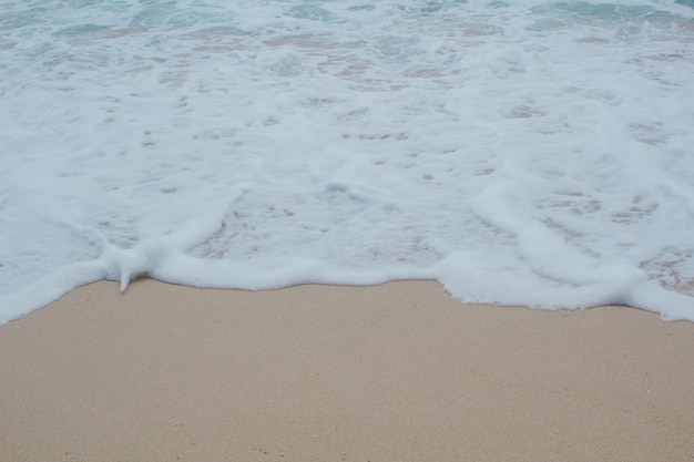 Die Schönheit von Buyutan Beach Pacitan mit blauem Meer und starken Wellen Schöne Aussicht, um Urlaub und Freizeit zu genießen