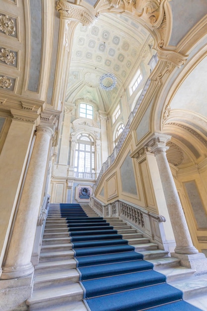 Die schönste barocke Treppe Europas befindet sich im Madama Palace Palazzo Madama Turin Italien Interieur mit luxuriösen Marmorfenstern und Korridoren
