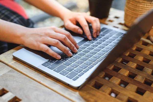 Die schreibende Tastatur des Mädchens im Café