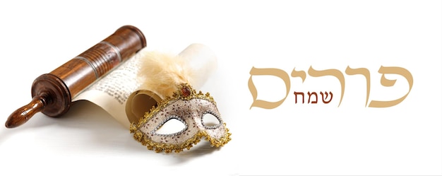 Die Schriftrolle von Esther und Purim-Maskerademaske mit der hebräischen Inschrift Happy Purim-Banner