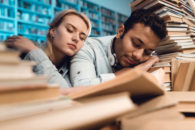 Die Schüler schlafen nachts in der Bibliothek.