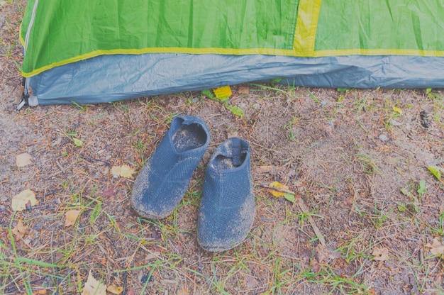 Die Schuhe stammen aus einem Touristenzelt auf der Straße.