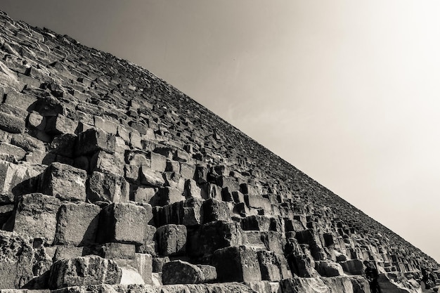 Die Schwarz-Weiß-Ansicht der Cheops-Pyramide im Pyramidenkomplex von Gizeh in Ägypten