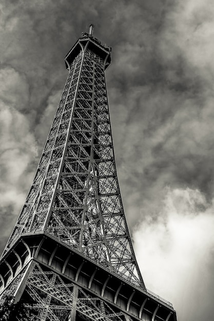 Die Schwarz-Weiß-Details des Eiffelturms in Paris