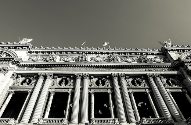 Die schwarz-weißen Details des Palais Garnier Opera Paris