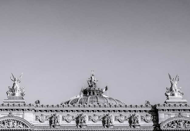 Die schwarz-weißen Details des Palais Garnier Opera Paris