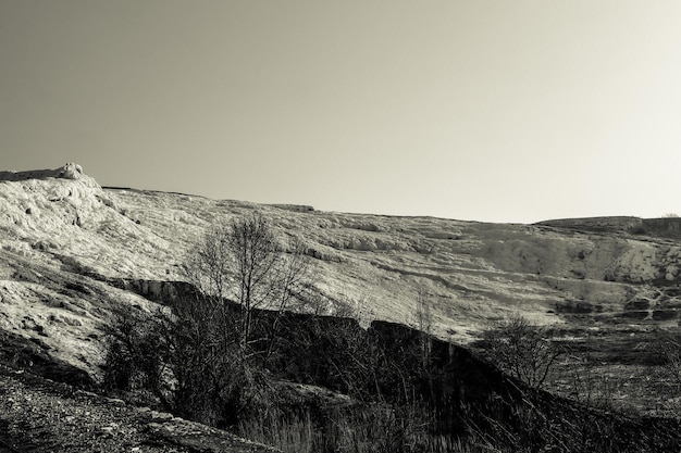 Die schwarzen und weißen Kalk-Travertine in Pamukkale