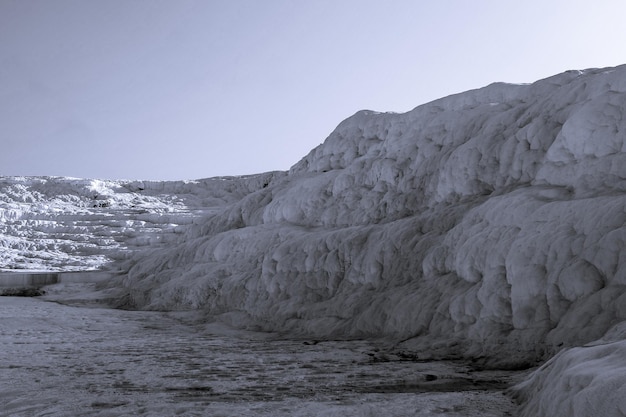 Die schwarzen und weißen Kalk-Travertine in Pamukkale