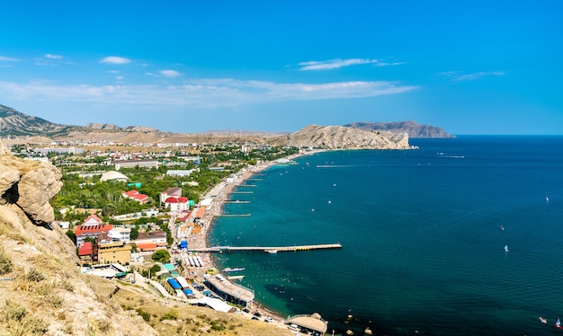 Die Schwarzmeerküste in Sudak von der genuesischen Festung auf der Krim aus gesehen