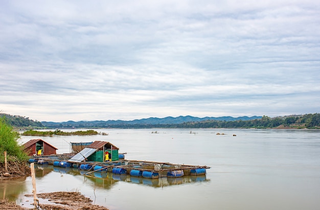 Die schwimmende Fischzucht und der Himmel des Floßes auf dem Mekong bei Loei in Thailand.