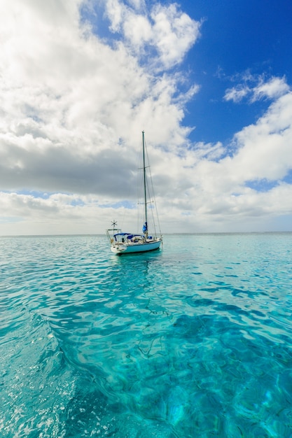 Die Segelboote und das schöne Meer in Moorae Island bei Tahiti