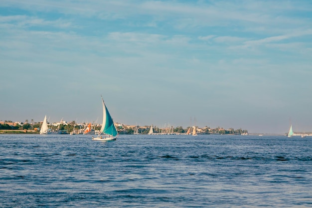 Foto die segelyacht in ruhiger see