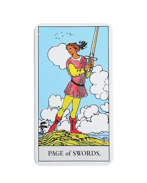 Die Seite der Schwerter-Tarotkarte auf Draufsicht des weißen Hintergrundes