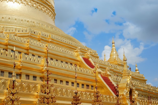 Die Shwezigon-Pagode ist ein buddhistischer Tempel in Bagan, Myanmar.