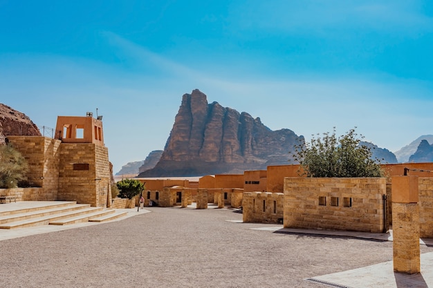 Die sieben Säulen der Weisheit im Wadi Rum, Jordanien. Es ist ein in Sandstein und Granit geschnittenes Tal im Süden Jordaniens, 60 km östlich von Aqaba. Es ist das größte Wadi in Jordanien.