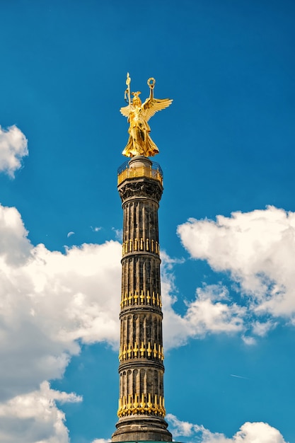 Die Siegessäule im Berliner Tiergarten, am sonnigen Sommertag Berlin, Deutschland