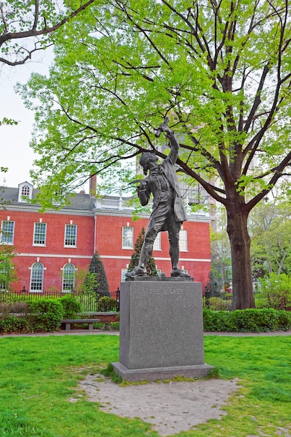 Die Signer-Statue im Signers Park in der Altstadt von Philadelphia, Pennsylvania, USA.