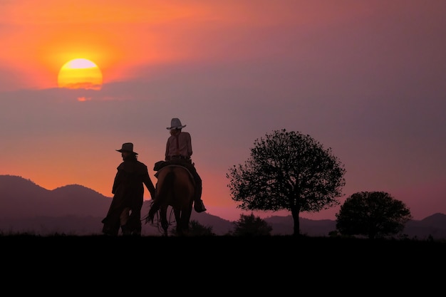 Die Silhouette des Cowboys und der untergehenden Sonne