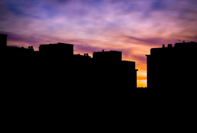 Die Silhouette des Stadtbildes bei Sonnenuntergang