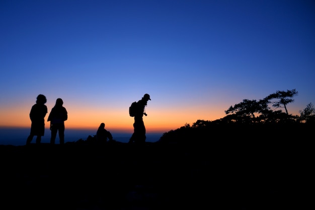 Die Silhouette des Touristen in den Bergen