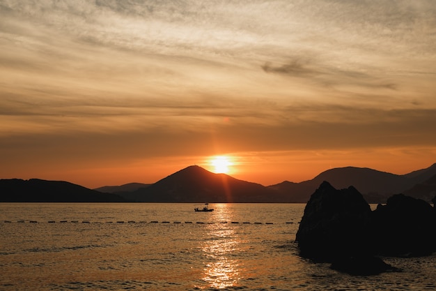 Die Silhouette eines Fischerbootes bei Sonnenuntergang