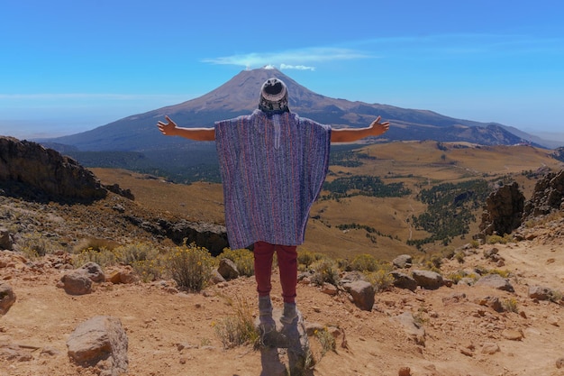 Die Silhouette eines Mannes, der den Vulkan Popocatepetl bewundert