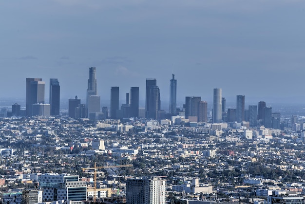 Die Skyline der Innenstadt von Los Angeles über den blauen bewölkten Himmel in Kalifornien von Hollywood Hills aus