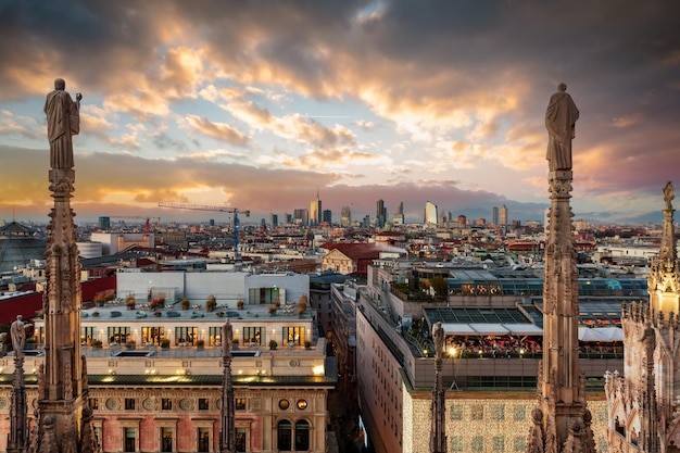 Die Skyline der italienischen Stadt Mailand am Abend