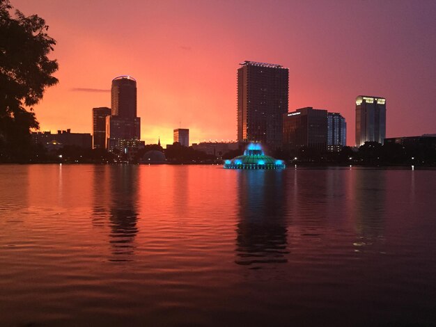 Foto die skyline der stadt beim sonnenuntergang