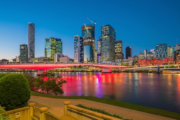 Die Skyline der Stadt Brisbane und der Brisbane River in der Dämmerung in Australien