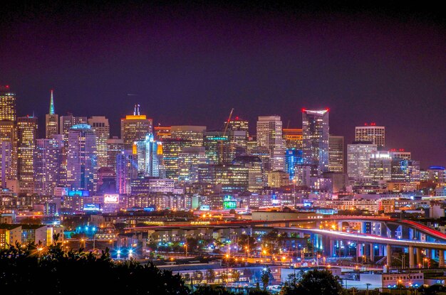 Foto die skyline der stadt in der nacht