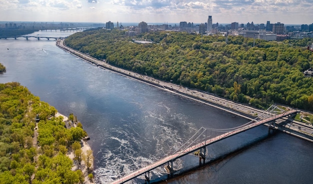 Die Skyline der Stadt Kiew und der Fluss Dnipro Luftdrohnenansicht von oben Kiewer Hügel Parkbrücke Ukraine