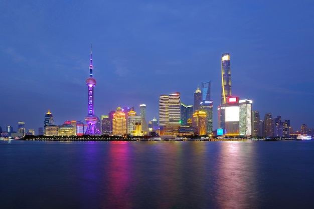 Die Skyline der Stadt Shanghai Pudong-Seite mit Blick auf den Huangpu-Fluss in der Dämmerung Shanghai China Schönes lebendiges Panoramabild