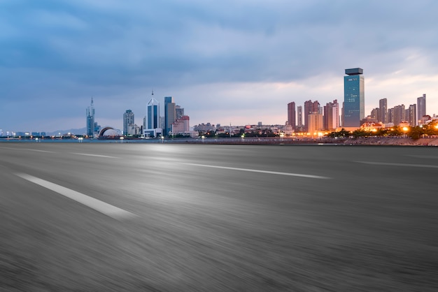 Die Skyline der Stadtskyline des Qingdao Expressway