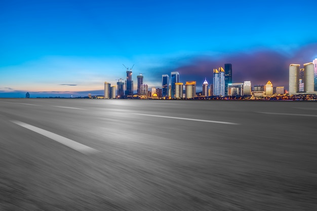 Die Skyline der Stadtskyline des Qingdao Expressway