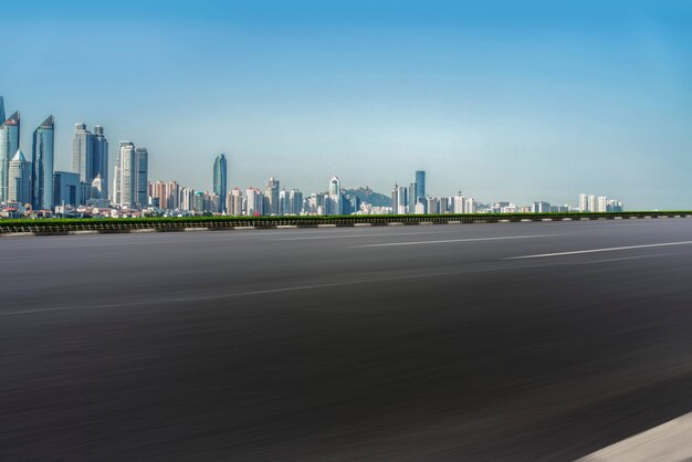 Die Skyline der Stadtskyline des Qingdao Expressway