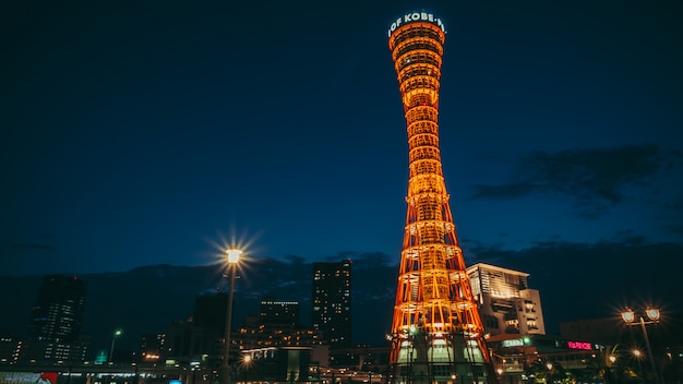 Die Skyline und der Kobe Port Tower werden nachts heller