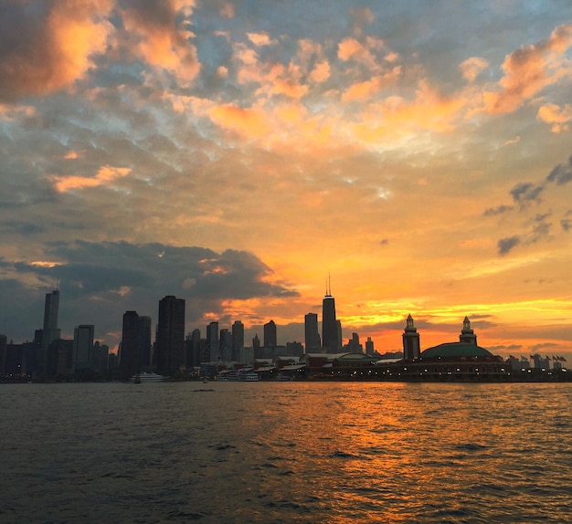 Die Skyline von Chicago beim Sonnenuntergang