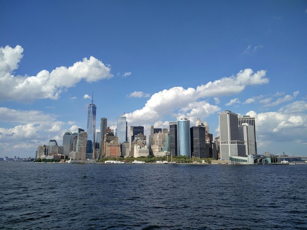 Die Skyline von Manhattan an einem sonnigen Tag, gesehen vom Hudson River