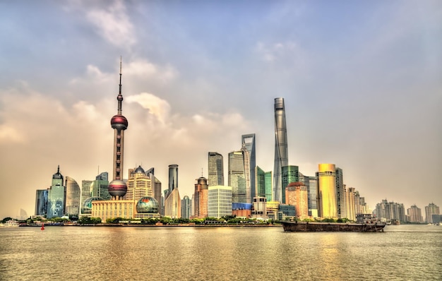 Die Skyline von Shanghai über dem Fluss Huangpu in China